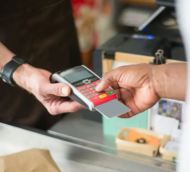 Un client paie dans un commerce